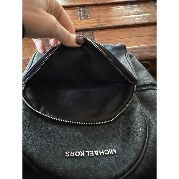 Michael Kors Abbey Medium Backpack with floral appliqués. - Picture 5 of 6